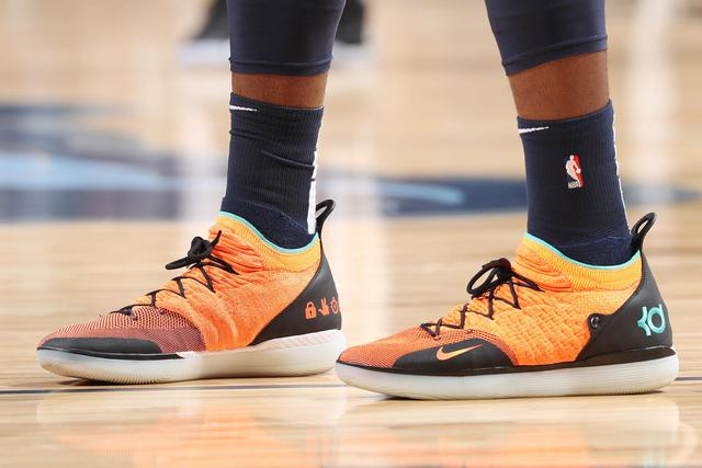 王楚钦、向鹏担任颁奖嘉宾 为青少年小朋友颁奖 全场沸腾了