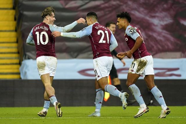 卡尔·瑞普肯在打破纪录后的那个夜晚，围着整个球场跑了一圈与球迷击掌