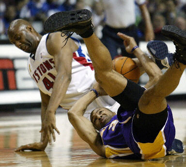 干扰球！詹姆斯投篮皮球明显下落 被对手扇飞