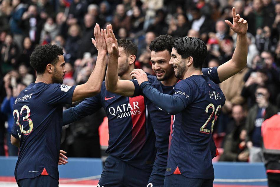 记者：泰山不会放弃成绩搞年轻化，韩鹏明年是否执教还没定