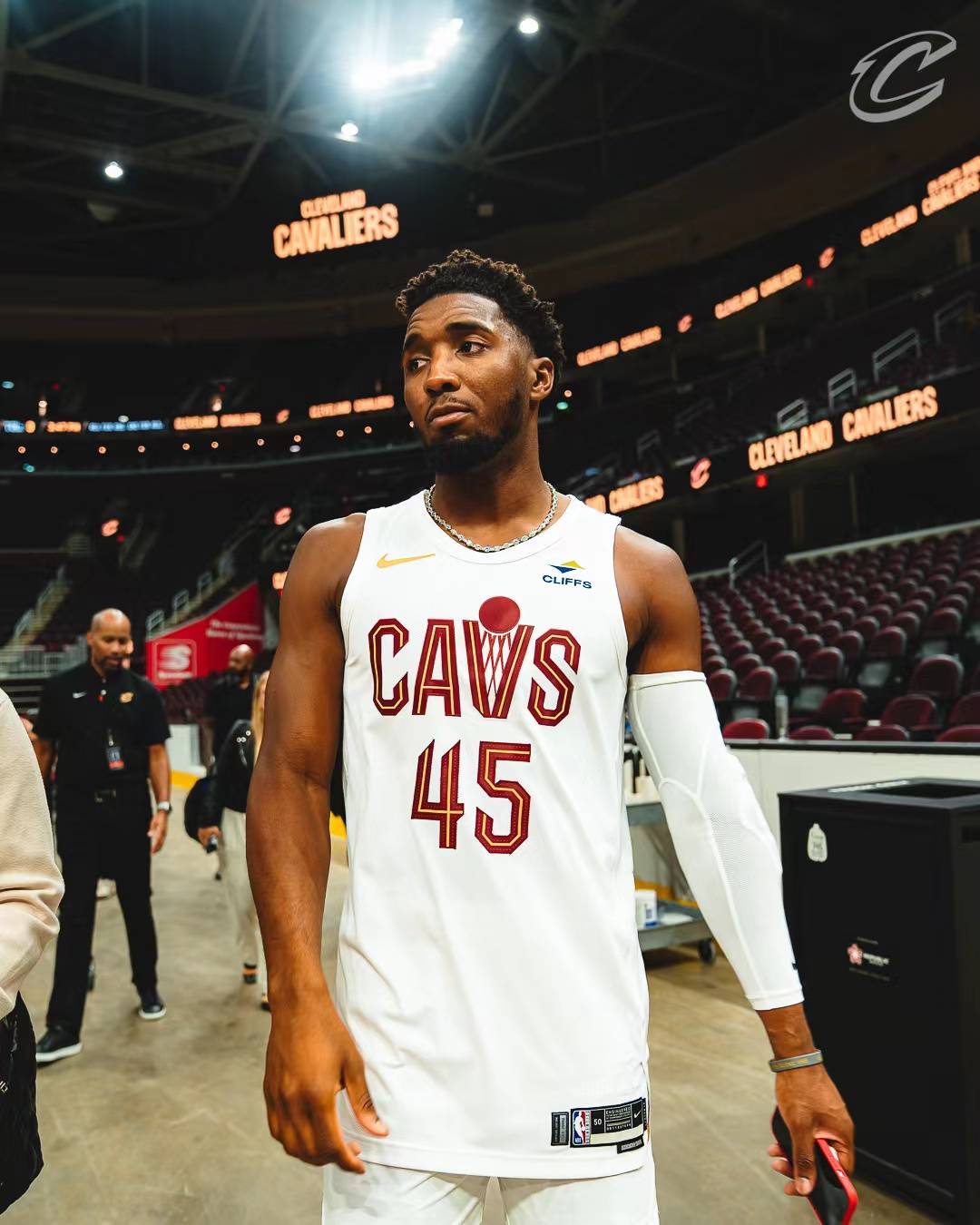 阿斯：巴萨本赛季球场外事务增多，弗里克比上赛季更加情绪化