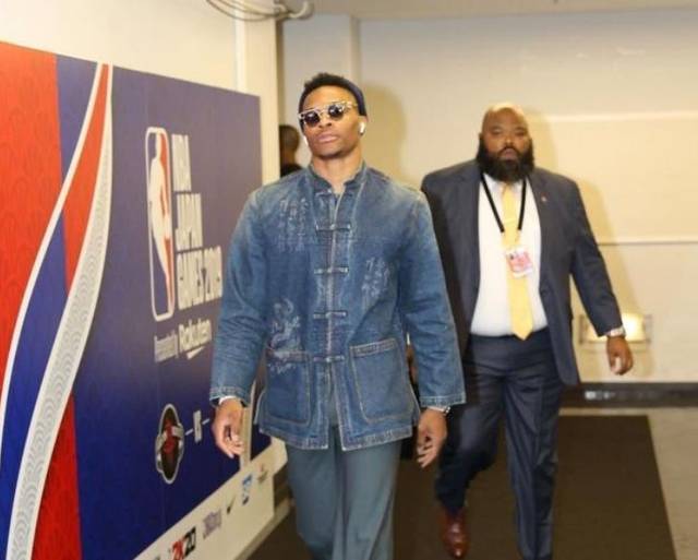 这是你走进卡灵顿基地幕后的大好机会，我们的特别优惠等你来拿！🏡🎟️ 来源：曼联官方推特