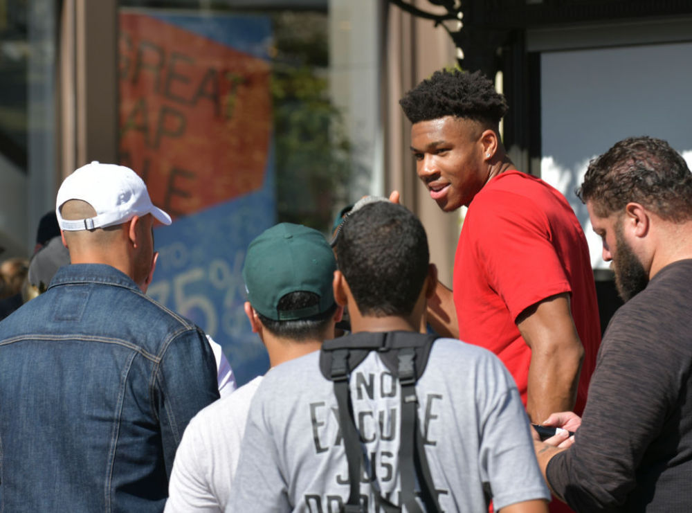 记者：海港今日上午启程前往泰国；本轮亚冠并非没有拿分机会